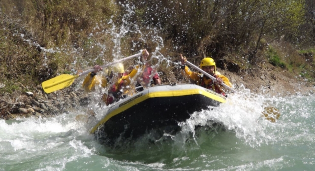  Participe en una excursión en los rápidos supervisada por un instructor profesional 