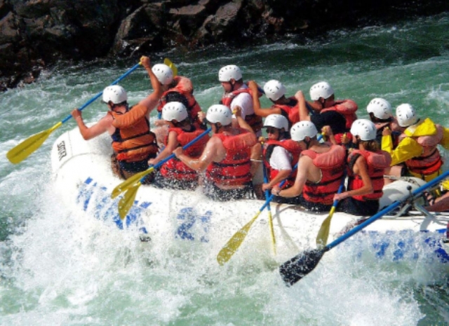  Sesión de rafting refrescanle 