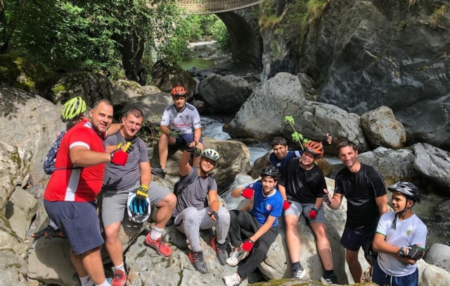  Participa en una excursión en bicicleta de cerro con amigos 