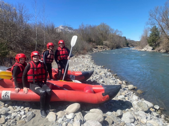  Listos para el descenso en Cano-Raft 