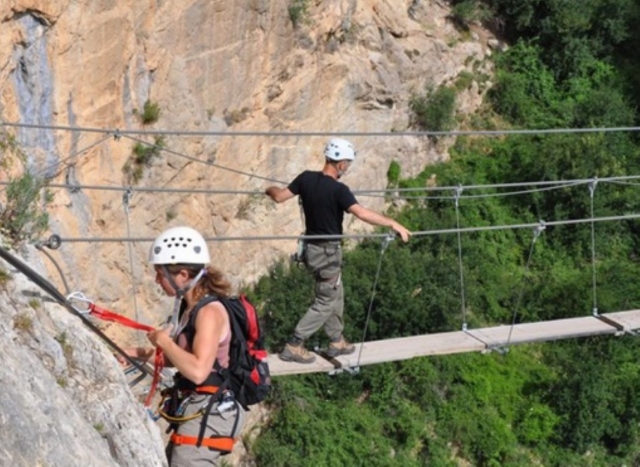  Venga a probar el puenle colganle duranle una sesión de vía ferrata