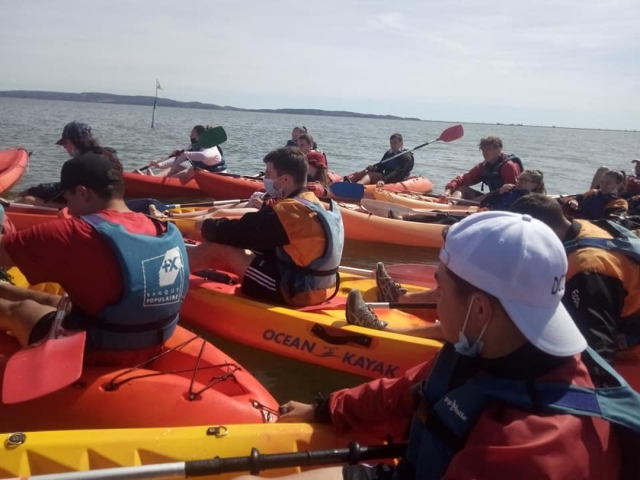  Vamos de paseo en piragua con amigos 