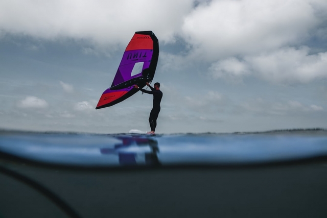  En plena navegación con wing foil 