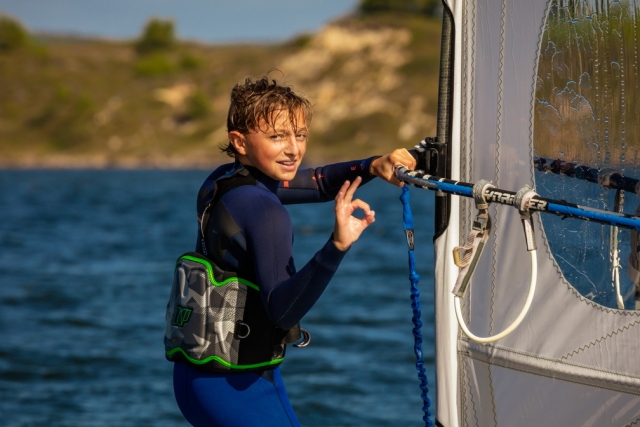  Pequeño aventurero en una iniciación al Windfoil 