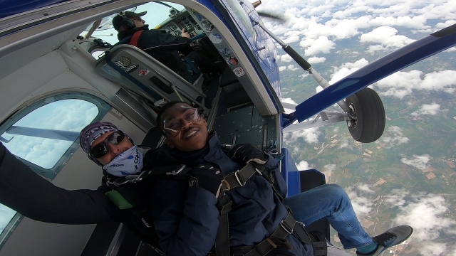  Bajar del avión para la caída libre 