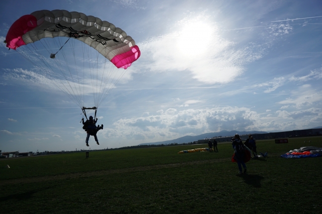 Aterrizaje suave después del salto en paracaídas 