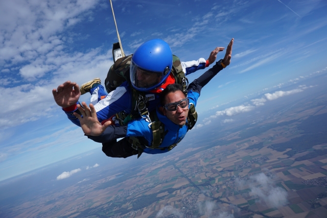  Sensacional salto en paracaídas en los cielos alsacianos 