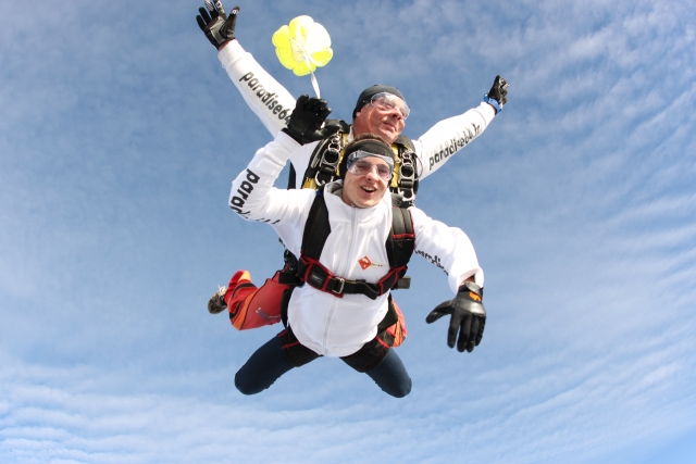 Su instructor desplegando el paracaídas