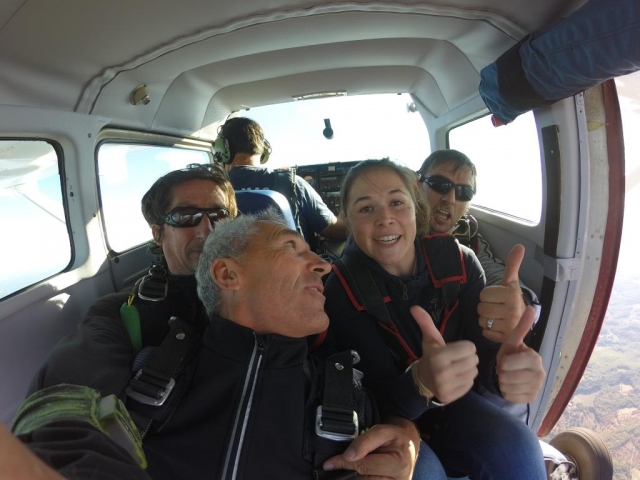 Unos momentos antes del salto en paracaídas 