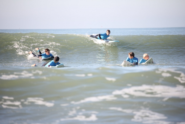  Clases de descubrimiento del surf para los más pequeños 