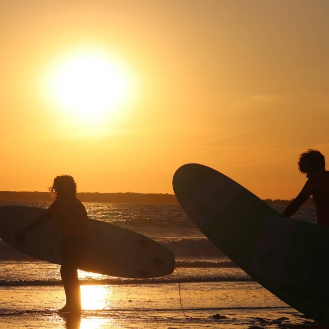  Surfear al atardecer 