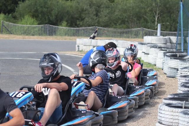  Sesión de karting con amigos 