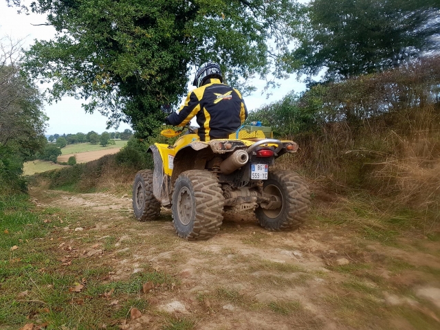  Cuatrimoto a toda velocidad 