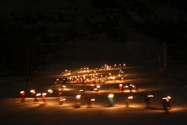  descenso de esquí con antorchas 