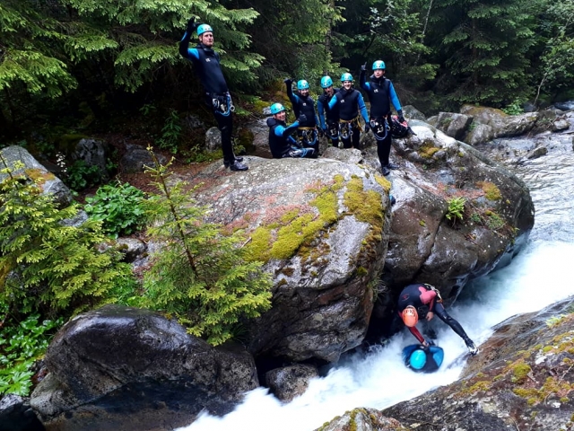  Descenso de barranquismo con acompañamiento de instructor 