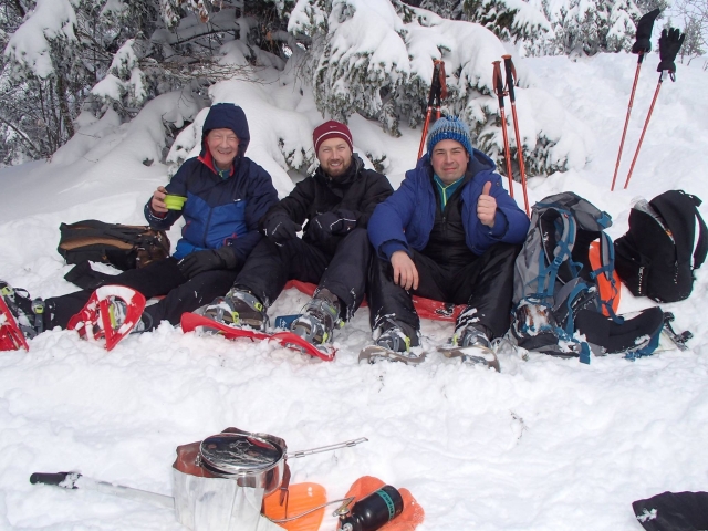  Breve descanso después de una camicrema con raquetas de nieve 