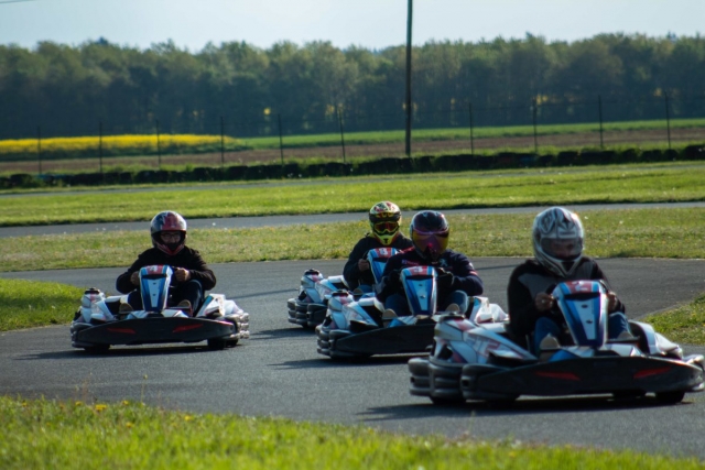 Desafía a tus seres queridos duranle una carrera de karting