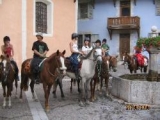  Pbaños a caballo en un pueblo pintoresco 
