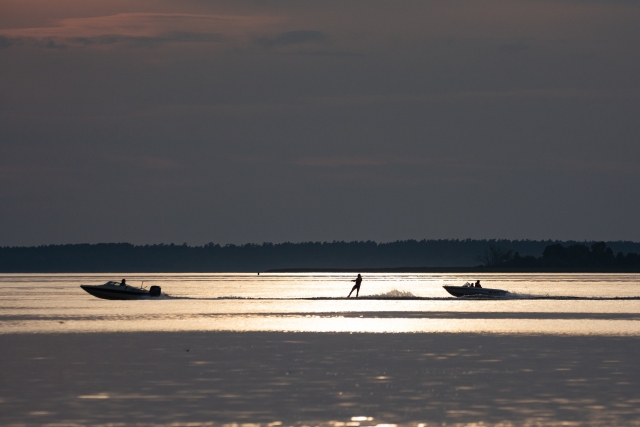 Esquí acuático remolcado por un barco 