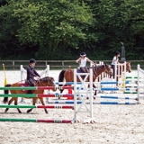 Reto deportivo infantil a caballo 