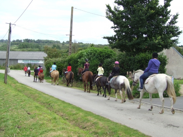 Paseo ecuestre con el centro de Roscanvel 