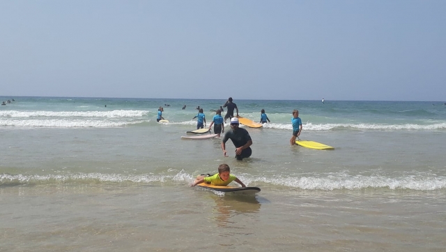  Clases de surf para niños en las Landas 