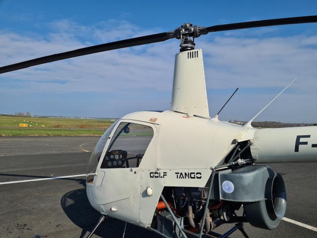  ¡El helicóptero R22 parece despegar! 