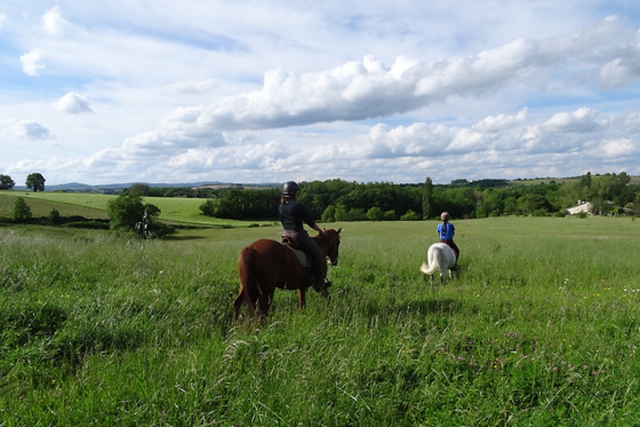  Pbaños a caballo en Cahuzac sur Vère 