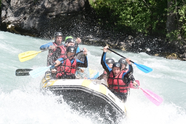  Grupo de amigos haciendo rafting hasta Gap 