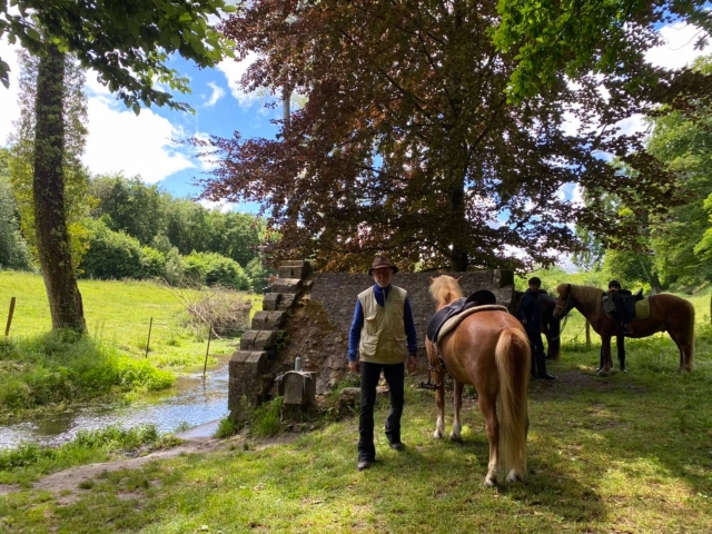  Tomar Aprovechar el buen tiempo para subir a caballo.
