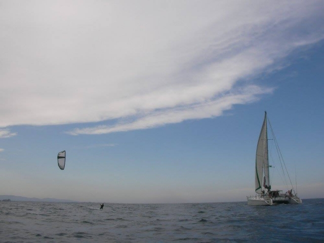  Sesión de kitesurf en curso 