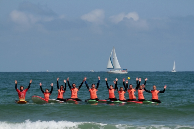  Grupo encantado con la sesión de surf 