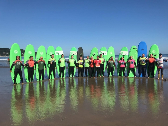  Grupos de surfistas después de la lección grupal 