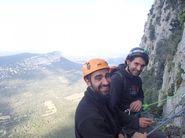  ¡Nuestros instructores en el relevo de rápel de 50 m! 