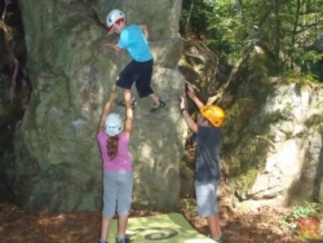  Momento de ayuda duranle la escalada en el bosque