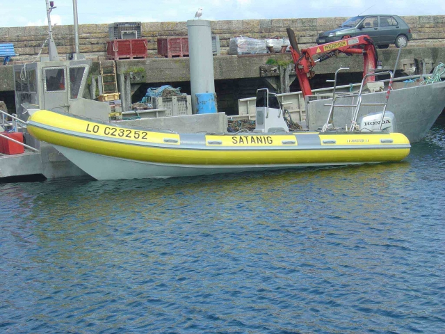 Barco club Satanig para 18 buceadores 