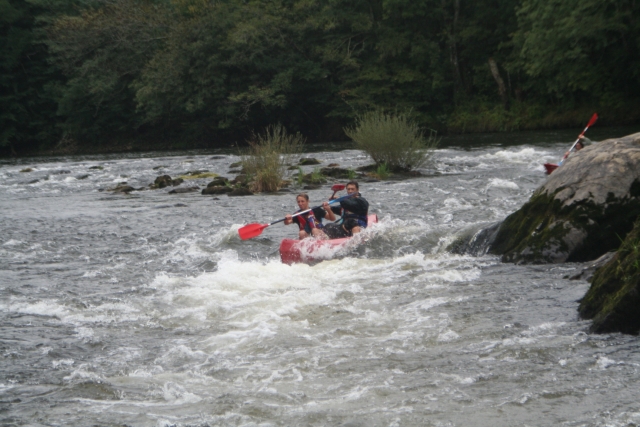 Canoa en los rápidos de Dordoña