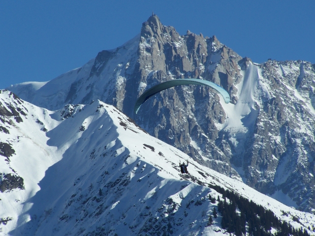  Vuela sobre las montañas nevadas detrás de los Dents de Lanfon 