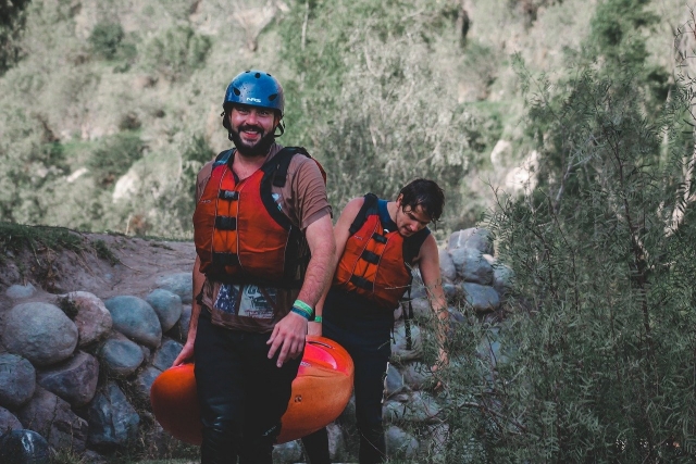  Preparación para el descenso en canoraft 