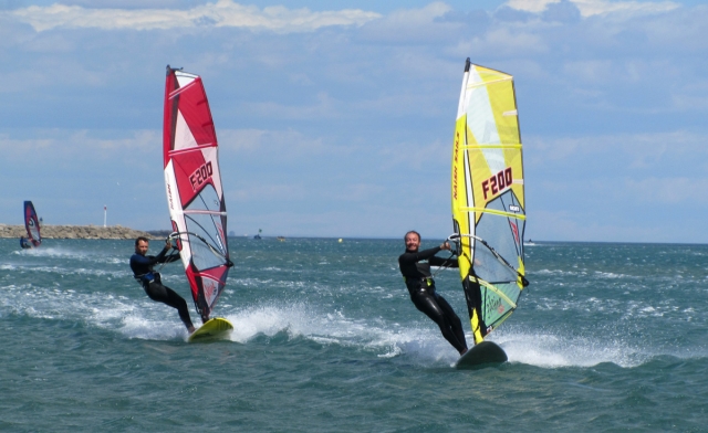 renta gratuito de windsurf con amigos 