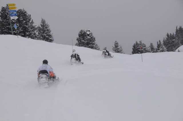 camicrema en moto de nieve courchevel 