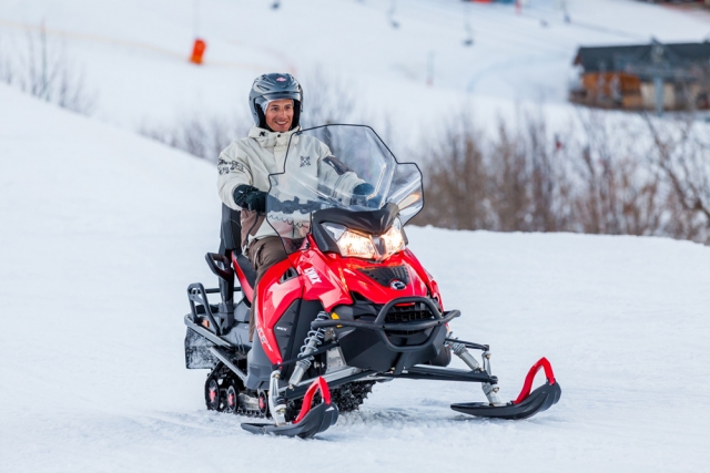  Al volanle de la moto de nieve 