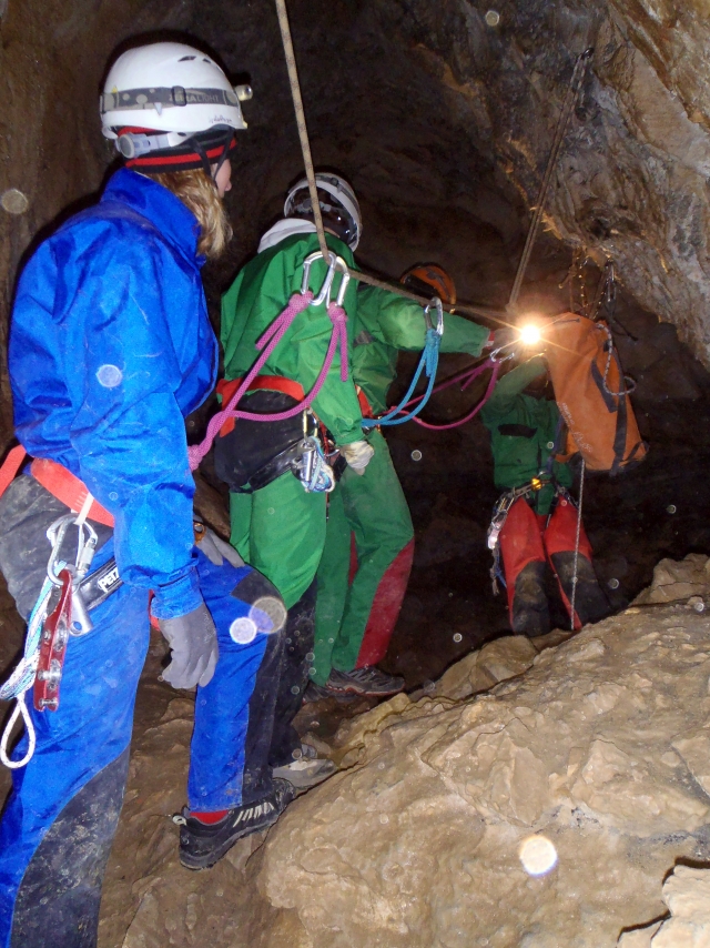  Espeleología de aventura 