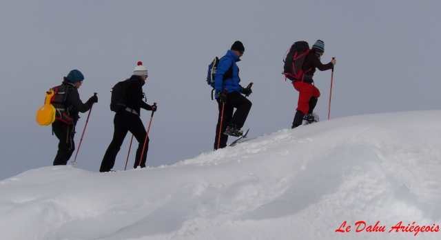  Los excursionistas inician un paseo con raquetas de nieve 