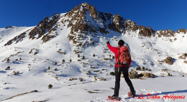  El guía admirando la cerro 