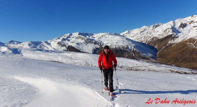  El excursionista y sus raquetas de nieve 
