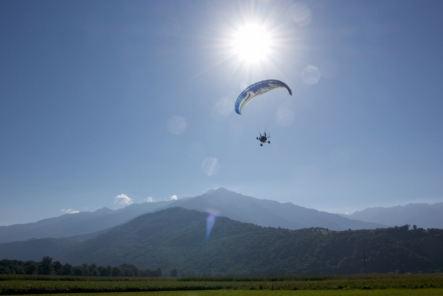  Paramotor volando hacia el sol 
