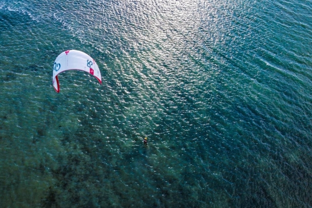 En pleno kitesurf 