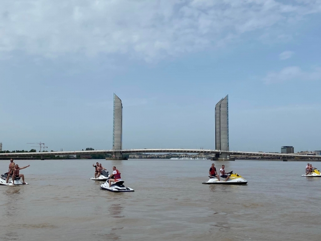 Paseo en jet ski bajo el Jacques Chaban- Puenle de Delmas 