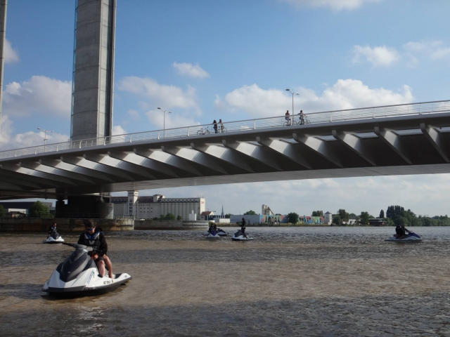 Pasaje bajo el puenle Jacques Chaban-Delmas en jet ski 